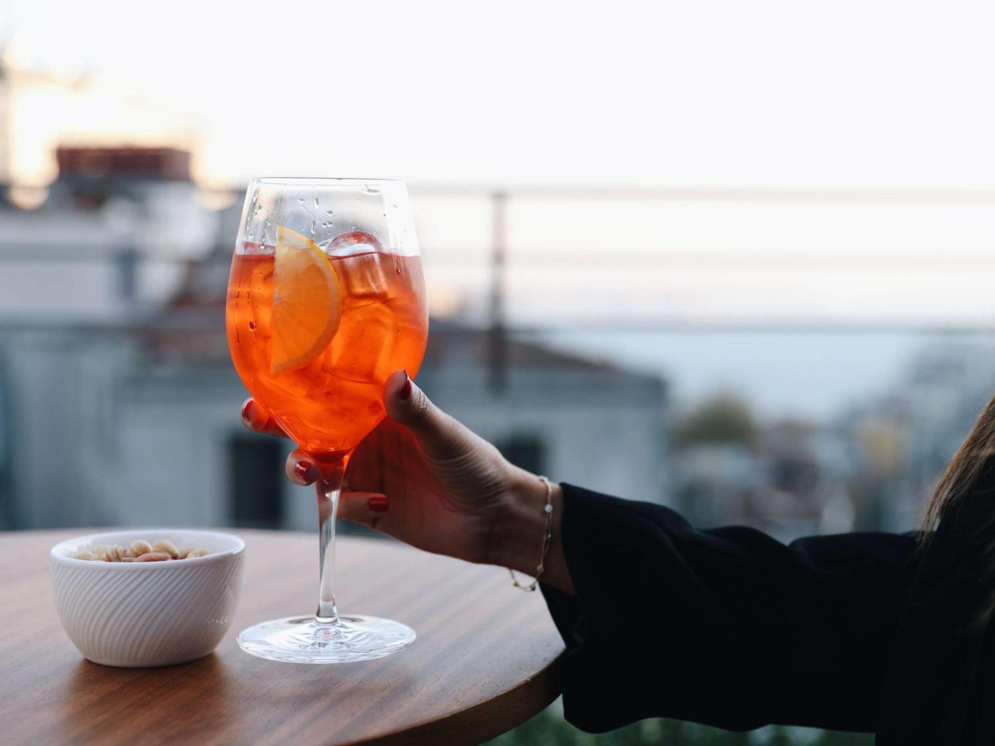 Hotel Sofitel Istanbul Taksim Exteriér fotografie A glass of Aperol Spritz