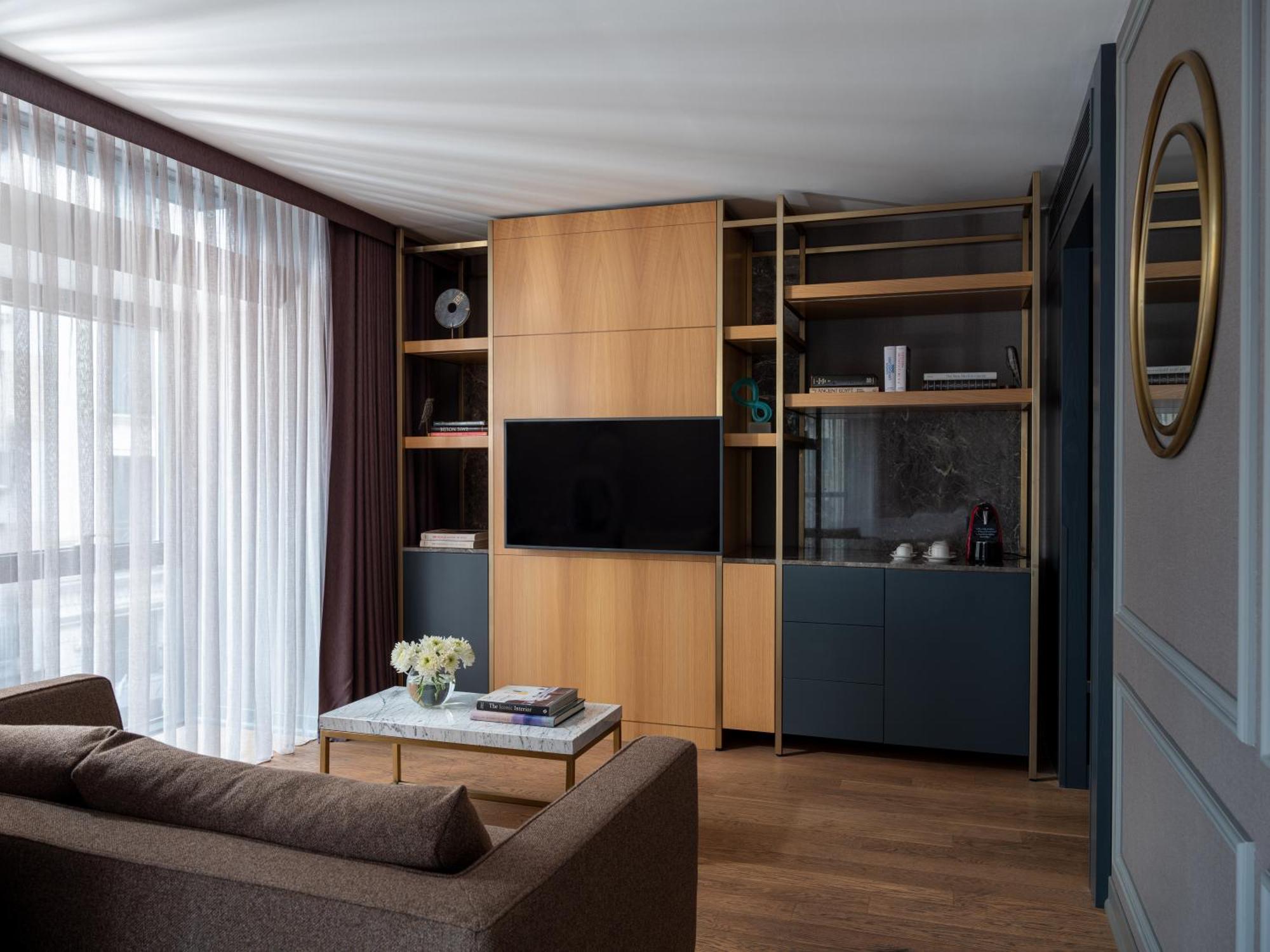 Hotel Sofitel Istanbul Taksim Exteriér fotografie A living room in a suite at the Mandarin Oriental, Paris