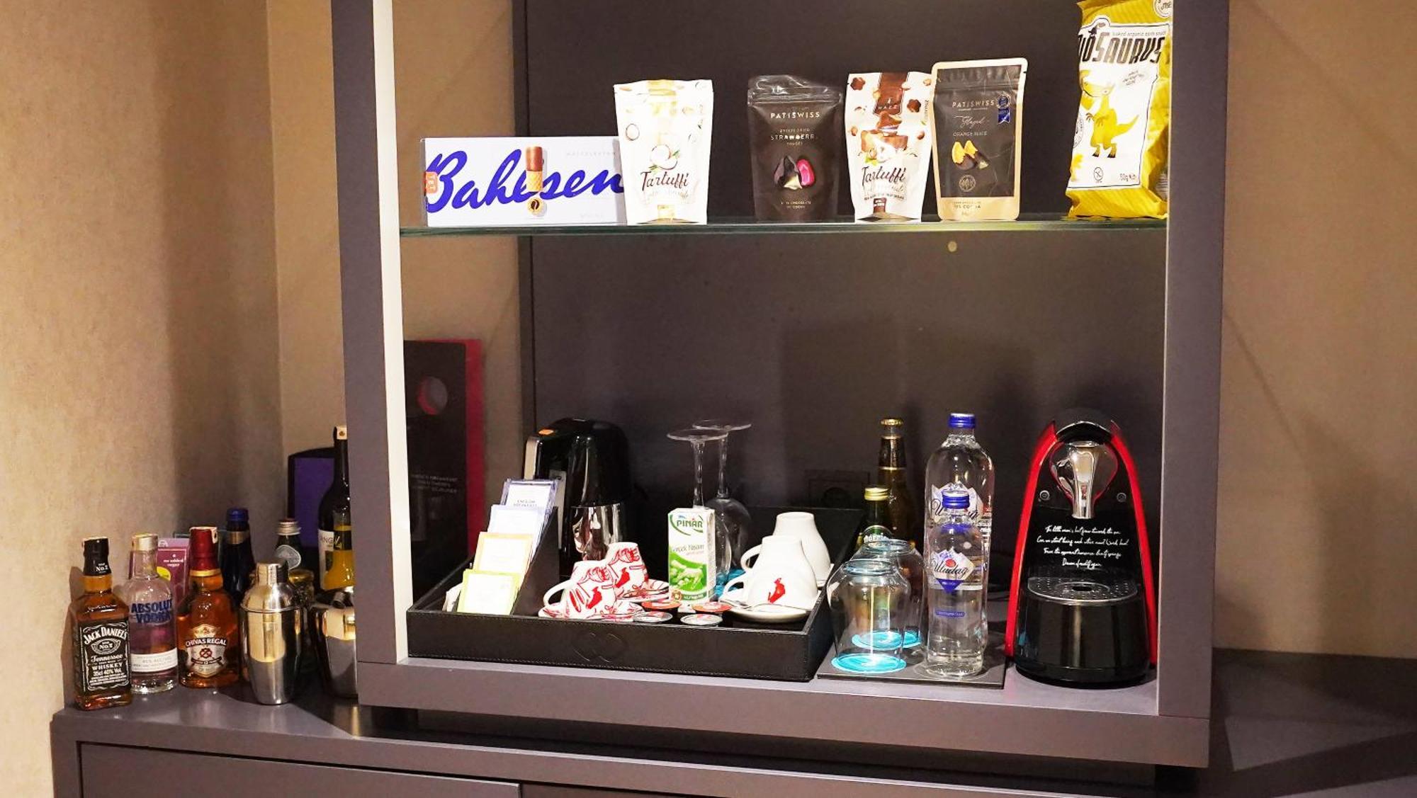 Hotel Sofitel Istanbul Taksim Exteriér fotografie A typical hotel minibar